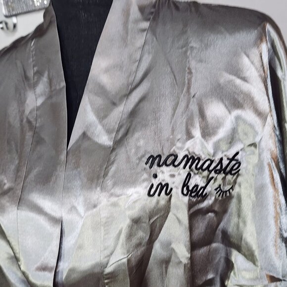 Robe N Hood Grey Silver Poly Namaste In Bed Motif Mid Sleeve Robe w/Belt Sz OSFM - Picture 7 of 16